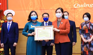 Nữ cán bộ y tế 2 giỏi
