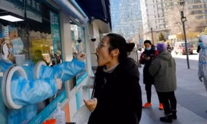 Trung Quốc cho phép tự xét nghiệm Covid-19, Hong Kong ‘chưa qua đỉnh’