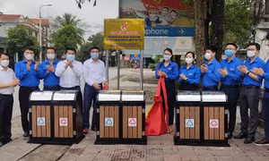 Gắn biển công trình thanh niên “Tuyến đường thanh niên tham gia xây dựng nông thôn mới nâng cao”