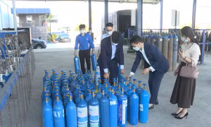Tiếp nhận 500 bình chứa oxy từ Trung ương Hội Doanh nhân trẻ Việt Nam