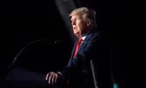 Máy bay chở ông Trump hạ cánh khẩn cấp