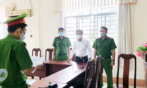 Bắt chủ quán karaoke cho vay lãi nặng