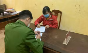 Nợ ngập đầu, người phụ nữ "tung tin" bị cướp tiền vàng