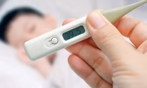 Hạ sốt cho trẻ F0 theo những cách này có thể khiến bệnh nặng thêm