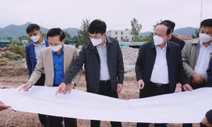 Phó Bí thư Thường trực Tỉnh ủy Ngô Hoàng Ngân kiểm tra tiến độ một số dự án tại Vân Đồn