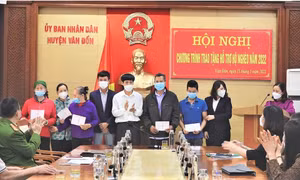 Vân Đồn: Trao tặng trên 800 triệu đồng hỗ trợ hộ nghèo năm 2022
