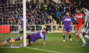 Juventus thắng nhờ bàn đá phản phút bù giờ