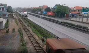 Nghe điện thoại trên mép đường sắt, 1 người bị tàu đâm tử vong