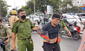 Tên cướp luôn thủ biển số giả trong cốp xe