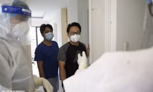 Ăn ngủ cùng F0, vì sao có người không bị lây nhiễm?