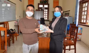 Nhặt được 500 triệu đồng, tìm trả lại cho người đánh rơi