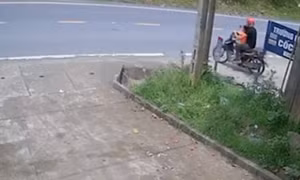 Người điều khiển xe máy chở theo con nhỏ bị hất tung khi sang đường