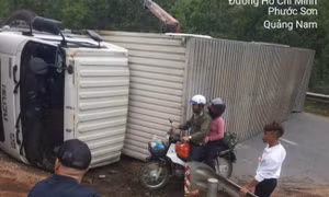 Xe tải lật chắn ngang đường Hồ Chí Minh, giao thông tê liệt