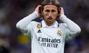 Modric gia hạn hợp đồng với Real