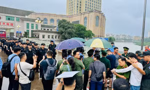 Phối hợp bàn giao 19 người Trung Quốc bị truy nã về tội hoạt động lừa đảo tín dụng