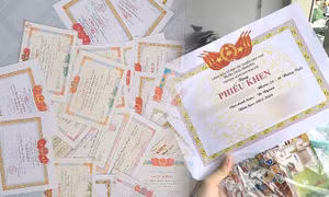 Cuồng khoe giấy khen: 'Đừng vì vài lượt like mà con phải chịu búa rìu dư luận'