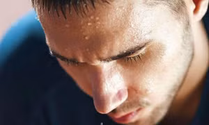 Đổ mồ hôi nhiều vào mùa hè có phải là giải độc?