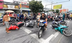 Ôtô khách tông loạt xe máy, hai người chết