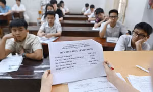 Hai học sinh bị đình chỉ thi vì mang điện thoại