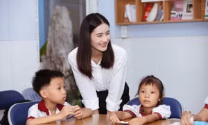 Hoa hậu Ý Nhi tái xuất, trông thế nào so với trước?
