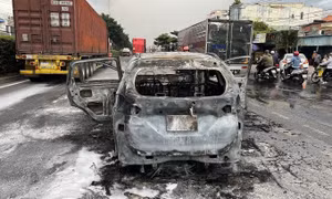 Ôtô 7 chỗ cháy trên đèo Khánh Lê