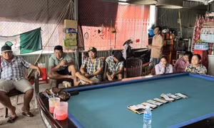 Tụ tập ở quán cà phê để đánh bạc qua mạng với nhà cái tại Campuchia