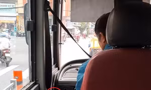 Xác minh clip tài xế xe buýt vừa lái xe, vừa xem điện thoại ở quận 5