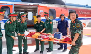 Ngư dân đứt rời cánh tay trên biển được trực thăng đưa về đất liền