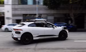 Waymo triệu hồi 672 xe tự hành sau vụ đâm cột điện