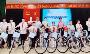 Trao tặng xe đạp, học bổng cho học sinh mồ côi, khuyết tật trên địa bàn TP Hạ Long