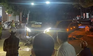 Xe máy tông trực diện ô tô khách, 2 thanh niên tử vong
