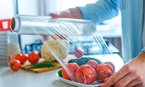 Có nên dùng màng bọc thực phẩm trong lò vi sóng?