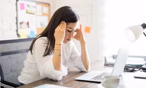 Ngồi hơn 6 tiếng mỗi ngày, dân văn phòng dễ mắc suy giãn tĩnh mạch