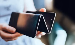 Lý do smartphone gập ba chưa thành hiện thực