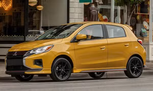 8 mẫu xe xăng tiết kiệm nhiên liệu đáng mua khi xe hybrid, xe điện vẫn còn đắt