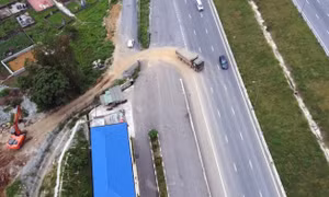 Công an Thanh Hóa tìm người nhận 3 triệu để mở rào chắn cho xe tải chở đất quay đầu trên cao tốc