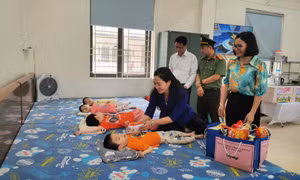 Phó Chủ tịch UBND tỉnh Nguyễn Thị Hạnh thăm, tặng quà trẻ em có hoàn cảnh đặc biệt 
