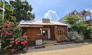 Đưa con ra quán cà phê chơi, nữ giáo viên bị tấm bê tông rơi đè tử vong