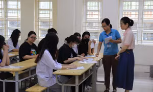 Thí sinh làm thủ tục thi tốt nghiệp THPT năm 2024