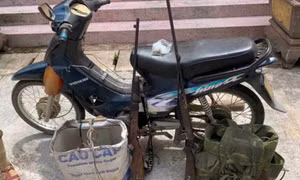 Mật phục bắt giữ 2 đối tượng mang súng tự chế vào khu bảo tồn