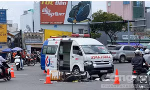 Xe máy va chạm xe cứu thương, một thanh niên nguy kịch