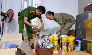 Tàng trữ 36 bình khí cười và hàng trăm sản phẩm thuốc lá điện tử ở nhà trọ