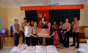 Paradise Vietnam tặng quà cho hộ nghèo, trẻ em có hoàn cảnh khó khăn