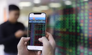 VN-Index vượt 1.300 điểm
