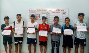 10 thanh thiếu niên đứng trên cầu vượt, ném đá xuống cao tốc Cam Lâm - Vĩnh Hảo