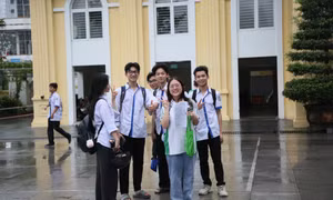 Sĩ tử hoàn thành bài thi Ngoại ngữ, kết thúc Kỳ thi tốt nghiệp THPT năm 2024