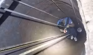 Cứu người đàn ông bị thương dưới giếng sâu 30 m