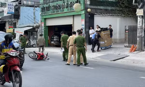 Va chạm với ô tô bán tải, người phụ nữ ngã xuống đường tử vong