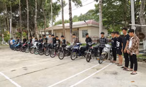 Tạm giữ 20 “quái xế” gây rối trên Quốc lộ 22B lúc rạng sáng