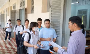 Sự cố thi tốt nghiệp THPT tại TPHCM: Cán bộ coi thi ký nhầm, thí sinh mất oan 10 phút làm bài Ngữ Văn